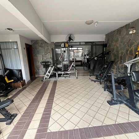 Casa Quintal Bueno! 5 Quartos Com Ar Split E Internet Ultra! Perto Do Melhor De Goiania! Marista Parques Areiao E Vaca Brava Hospital Premium Mater Dei Blue Fit Perdomo Goiania Shopping! Bagian luar foto