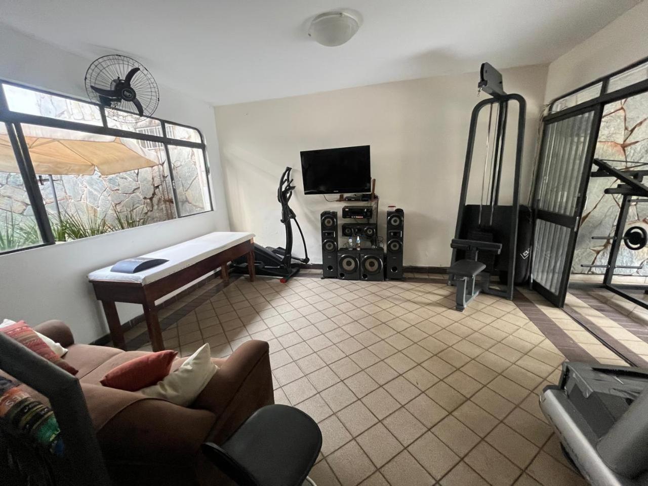 Casa Quintal Bueno! 5 Quartos Com Ar Split E Internet Ultra! Perto Do Melhor De Goiania! Marista Parques Areiao E Vaca Brava Hospital Premium Mater Dei Blue Fit Perdomo Goiania Shopping! Bagian luar foto